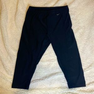 Nike Black Capri Athletic Leggings (WMN - MED)